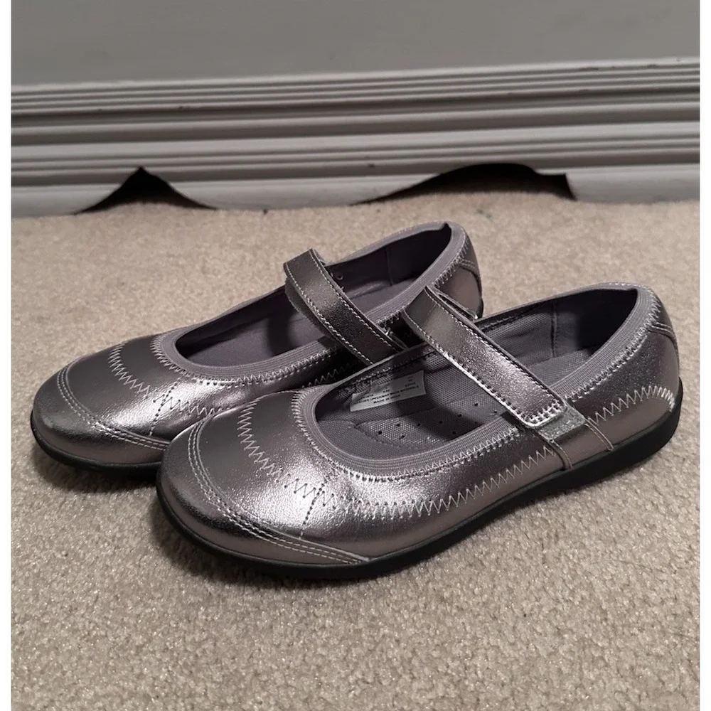 Hush‎ Puppies Girls Leather Silver Ballet Flats.  Size 3.5W Wide NWOT